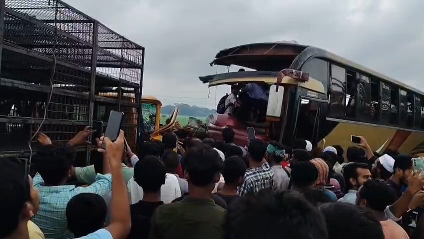 ভাঙ্গায় বাস-ট্রাক-পিকআপের ত্রিমুখী সংঘর্ষ, আহত ১০